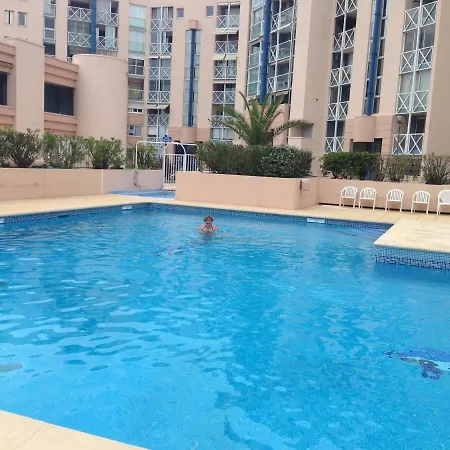 Résidence Avec Piscine Et Box, Vue Sur